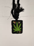 Kette 18 - geknotet, schwarzer Weed-Anhänger, Fransen offen