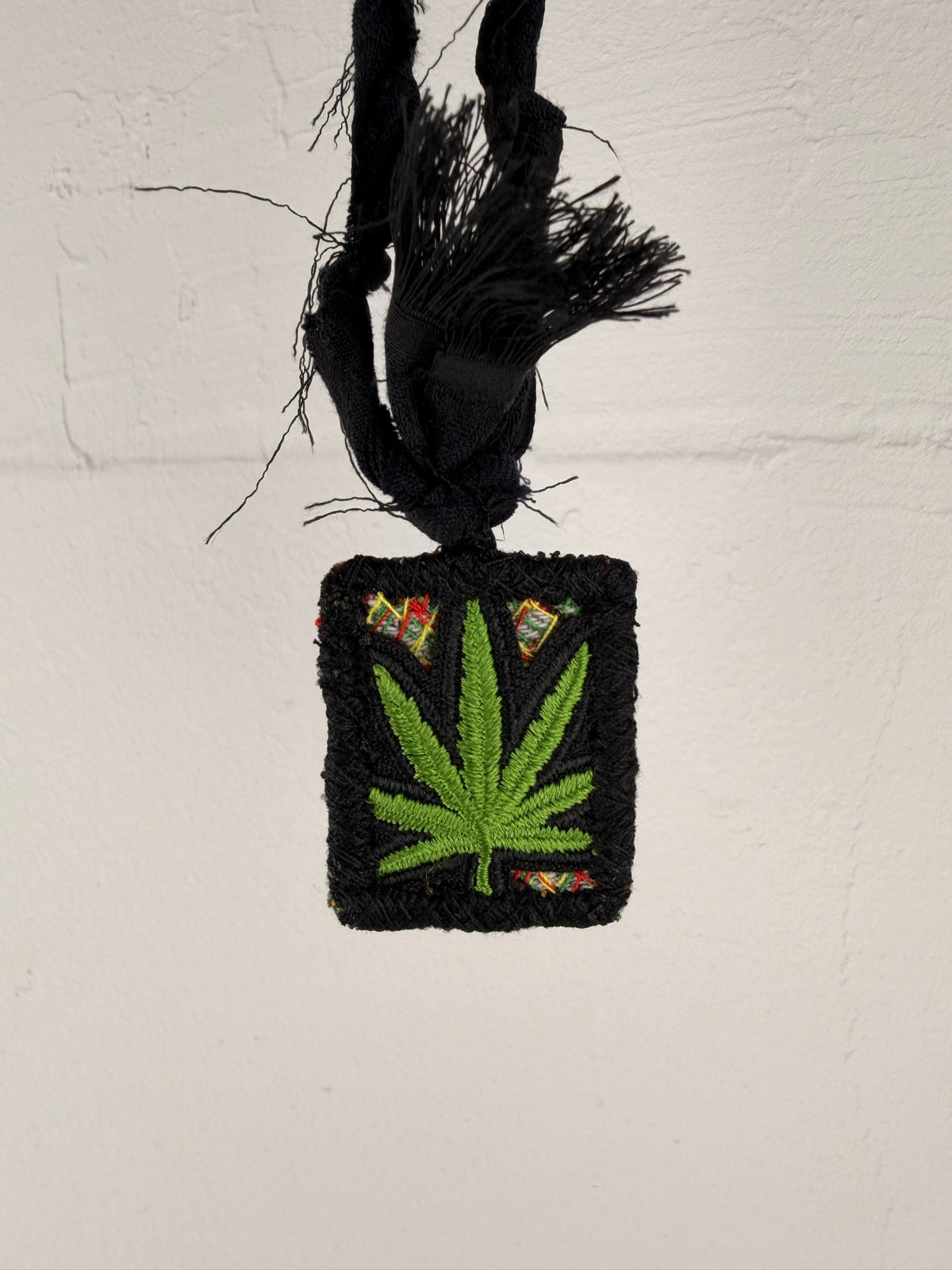 Kette 18 - geknotet, schwarzer Weed-Anhänger, Fransen offen
